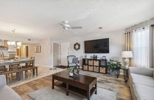 SPECTACULAR, NEW Professional Decor, Near Dis, NO Steps, Pool, Patio, LOW Rates! - Foto 107