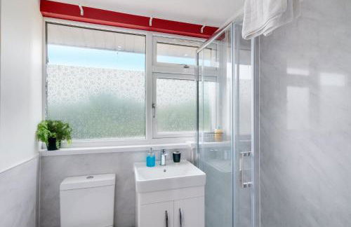 Elegant 5 Bed Home with Garden & Parking - Slough - Foto 32