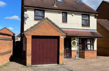 Large, 3 Floors, Quiet, Sleeps 16, 4 Bathrooms, 5 Parking, Semi rural Leicester - Foto 1