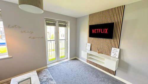 Luxury 4 Bed House - Free Parking - Contractors - Relocators - Foto 1