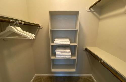 Spring Modern 2 king bed Long-term Condo - Foto 24