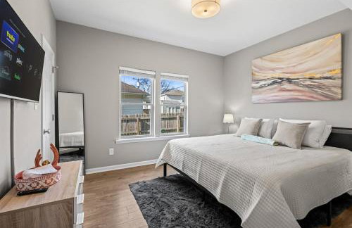 2BR Home with Fenced Backyard, Minutes to Uptown - Foto 30