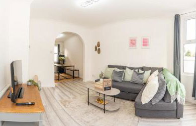 Amanah Properties - Elegant 4-Bedroom Home in Wembley with Parking, Perfect for Contractors - Foto 38