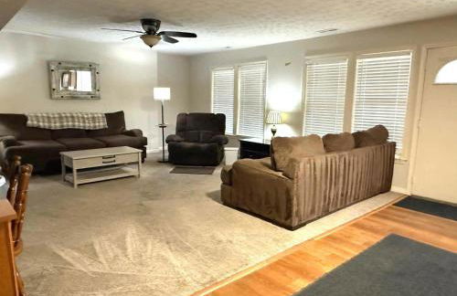 Spacious 6Bed Woodland Retreat with Movie Room & Deck - Foto 15