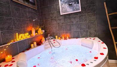 Le chalet romantique, SPA, Écran cinéma, Lit king size, day use, 10 min centre - Foto 5