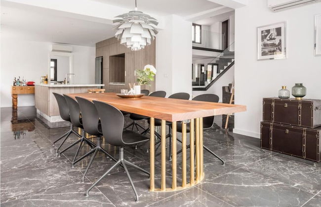 Magnificent And Modern Decorated Villa - Photo 15