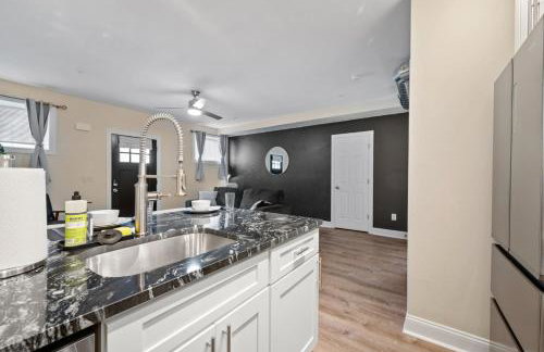 King Bed Suite With Free Parking, Step Free Access - Foto 19