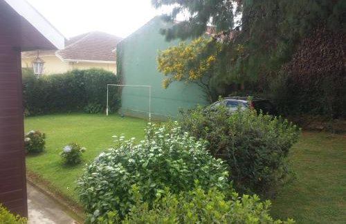 Chale de Madeira - Lareira e Fogueira---lindo gramado com mesa para café da manhã, churrasqueira e fogueira - Foto 40