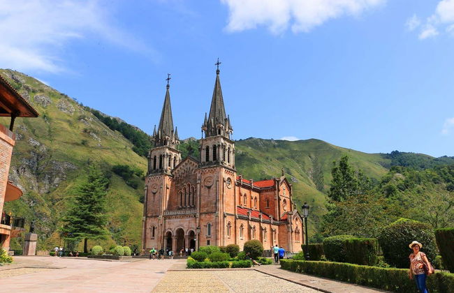 Excursión a los lagos de Covadonga y Cangas de Onís - Foto 1