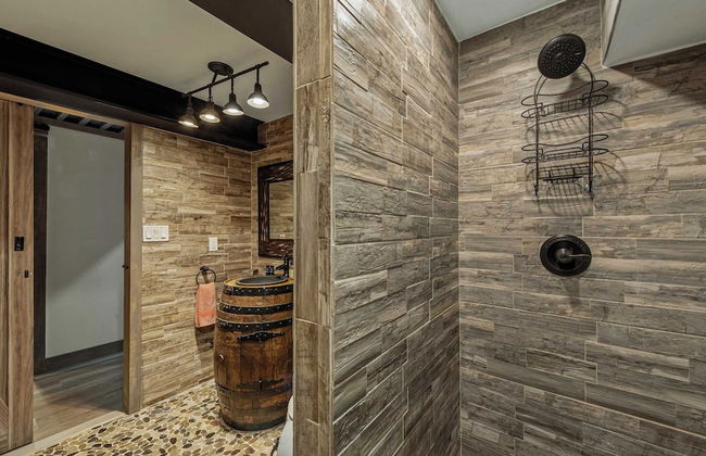 The Bigwood Cabin by Avantstay Hot Tub, Firepit, Pool Table, Private Yard - Photo 53