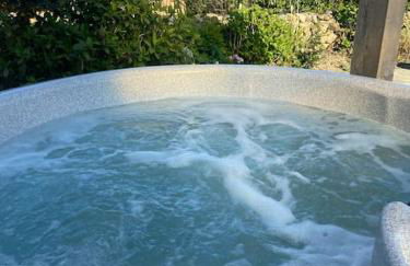 Delightful 3 bed cottage with hot tub & sea views. - Photo 4