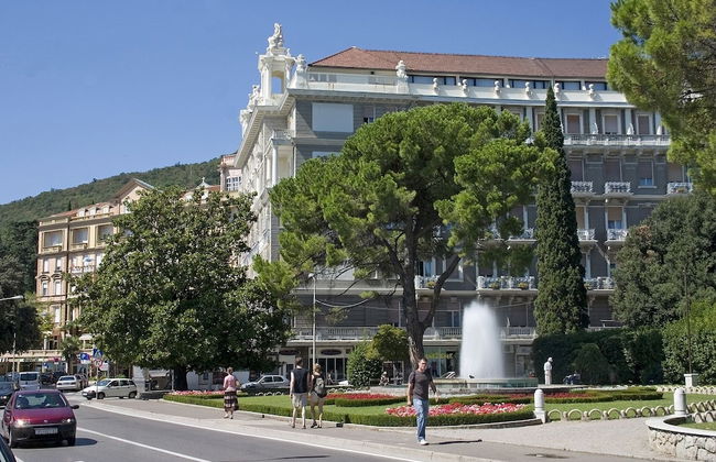 Luxury Apartment in Opatija for 8 People With Pool and Silk Bedding - Photo 27