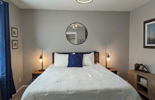 Contemporary 2-Bedroom Close to Downtown, Dining - Photo 16