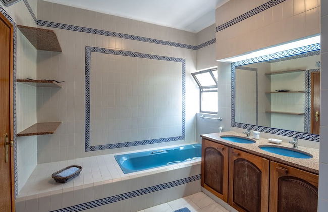 Joana Stunning Villa IS A 10 MIN Walk TO THE BEA - Foto 24