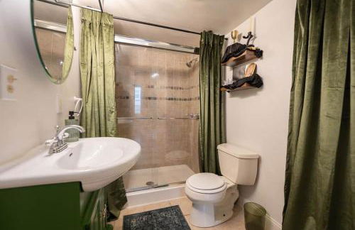 Wizard House + Hot Tub, Private Creek, Large Yard - Foto 30