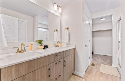 6BR Retreat with Playground Basketball & Sleeps 22 - Foto 21