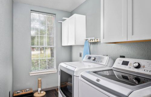 Upscale 4BR Cypress Home w Pool, Hot Tub, Theater, Sleeps 20 - Foto 23