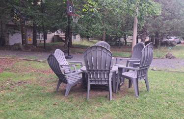 Fun Home in Pocono with Gameroom-Firpit-BBQ Grill-TV and AC in all rooms - Foto 47