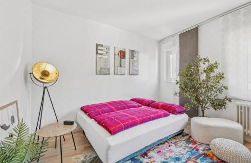 BAT Home Solutions Saarburg Altstadt - alles was ein Hotel nicht bietet - 3 Apartments 45 bis 75 qm für bis zu 12 Personen - direkt unter der Burg - 2 Min zur Altstadt - Weinbergblick, Heimkino und E-Ladesäulen - Foto 9