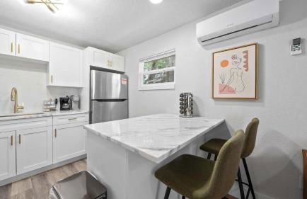 Modern-Retro Themed Home Close to Coffee + Food! - Foto 7