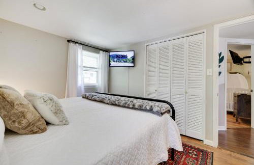 Family Pocono Gem by the lake with private sauna, hot tub, and huge game room - Foto 22