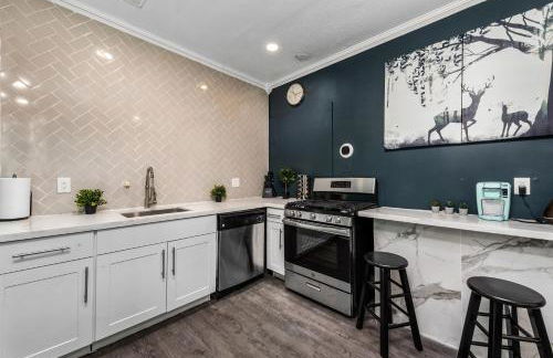 Comfy Studio with King Bed & Full Kitchen - Near Attractions - Foto 14