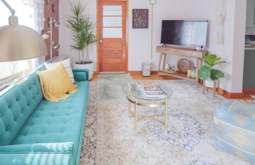 Bohemian Bungalow with Hot Tub - Foto 20