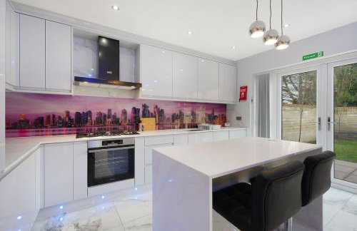 Stylish Home With Free Parking And Easy City Access - Photo 3