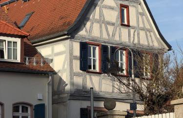 Art and Elegance, Family Friendly 2Bedroom Apartment near Frankfurt Airport, Free Parking - Foto 31