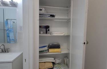 Across St Francis Hospital and near Northwestern - Foto 18