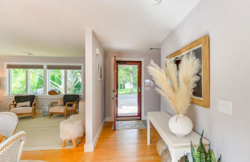Coastal-Modern Home Less Than 3 Mi to Charlestown Beach! - Foto 6