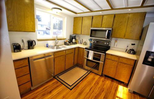 Free Tram Tickets! 3BR Valley Home wKing beds - Foto 9