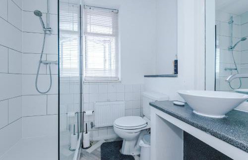 Luxury 3-Bedroom Apartment with 75-Inch TV, Fireplace & Terrace near Manchester Airport - Photo 25