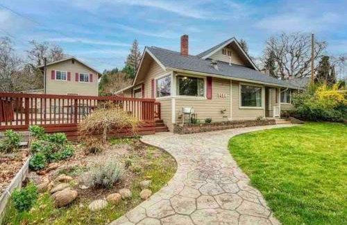 Medford Home And 2 Condos With Pool - Photo 47