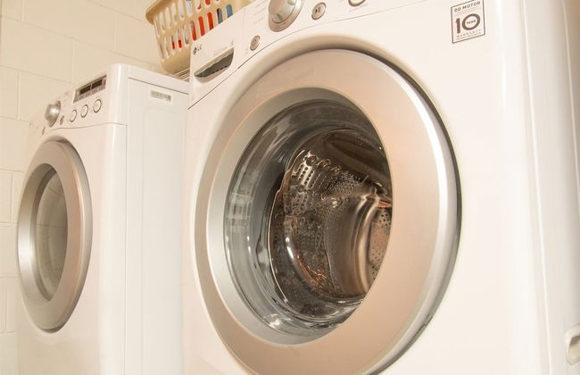 3 Bedroom Home With Private Screened Pool With Rock Waterfall Feature and Gameroom by Florida Dream Homes - Foto 25