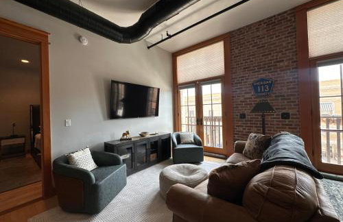 Stylish Main St Loft with Balconies and Garage - Foto 4