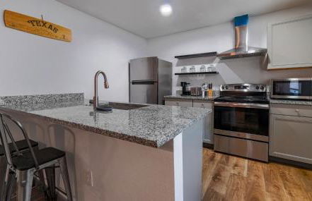 Cozy retreat minutes from stadiums - Photo 20