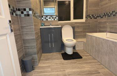 Luxxe House with Hot tub and Pool table - Photo 23