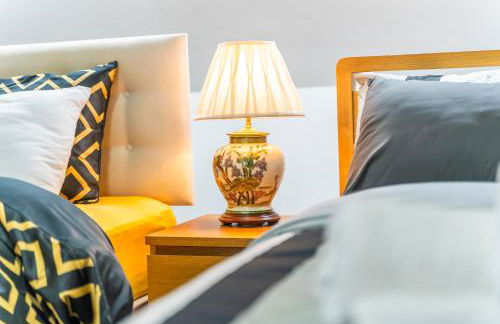 Exquisite 2-Bedroom Penthouse-Sleeps 7-Free Parking with Workspace & High-Speed WiFi - Foto 1