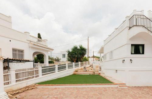 Spacious villa with private pool & garden for 4 - Photo 62