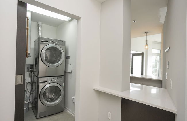 Unfurnished Condo | Amazing Layout with Balcony and In-building Storage Unit - Foto 16