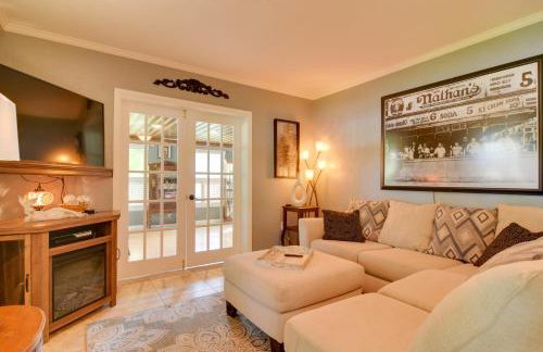 Riverfront Getaway with Hot Tub and Game Room! - Foto 7