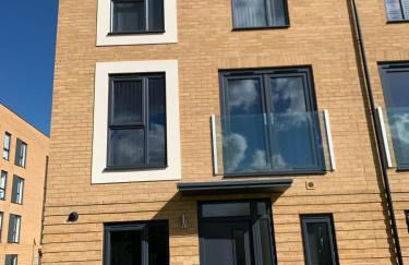 Spacious Entire 4 Bed House With 2 Free Parking Bays Early Check-in Late Check- Out Allowed - Foto 2