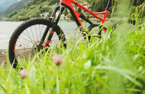 Luxe Farmhouse Chalet Sleeps 12 in Lake Harmony! Lakeview, Hot Tub, Fire pit, Games - Foto 5