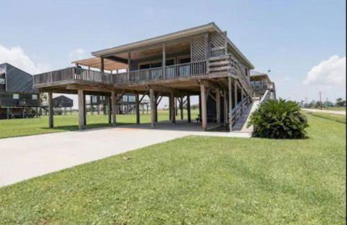 Beach House with Huge Deck and Great Views - Photo 25