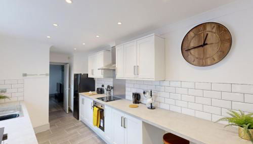 Central Stunning 3-Bed House - Free Parking - Foto 2