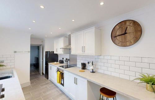 Central Stunning 3-Bed House - Free Parking - Foto 2