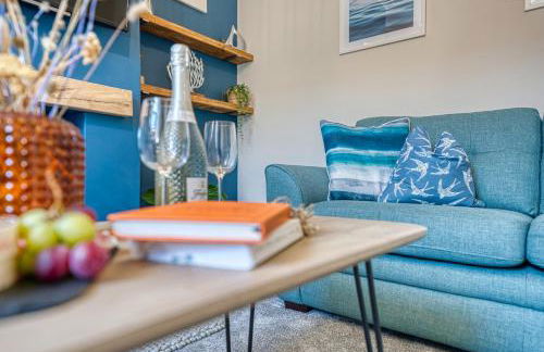 2-Bedroom Modern, Stunning & Stylish Contractor House, Sleeps 4, Prime Portsmouth Location with Free Parking Permit - by Blue Puffin Stays - Foto 14