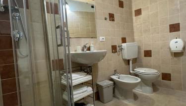 Studio Apartments Centro Storico Via Manno - Photo 4, towels, Shower
