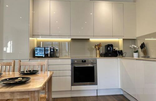 Stylish Riverside Apartment - Foto 16